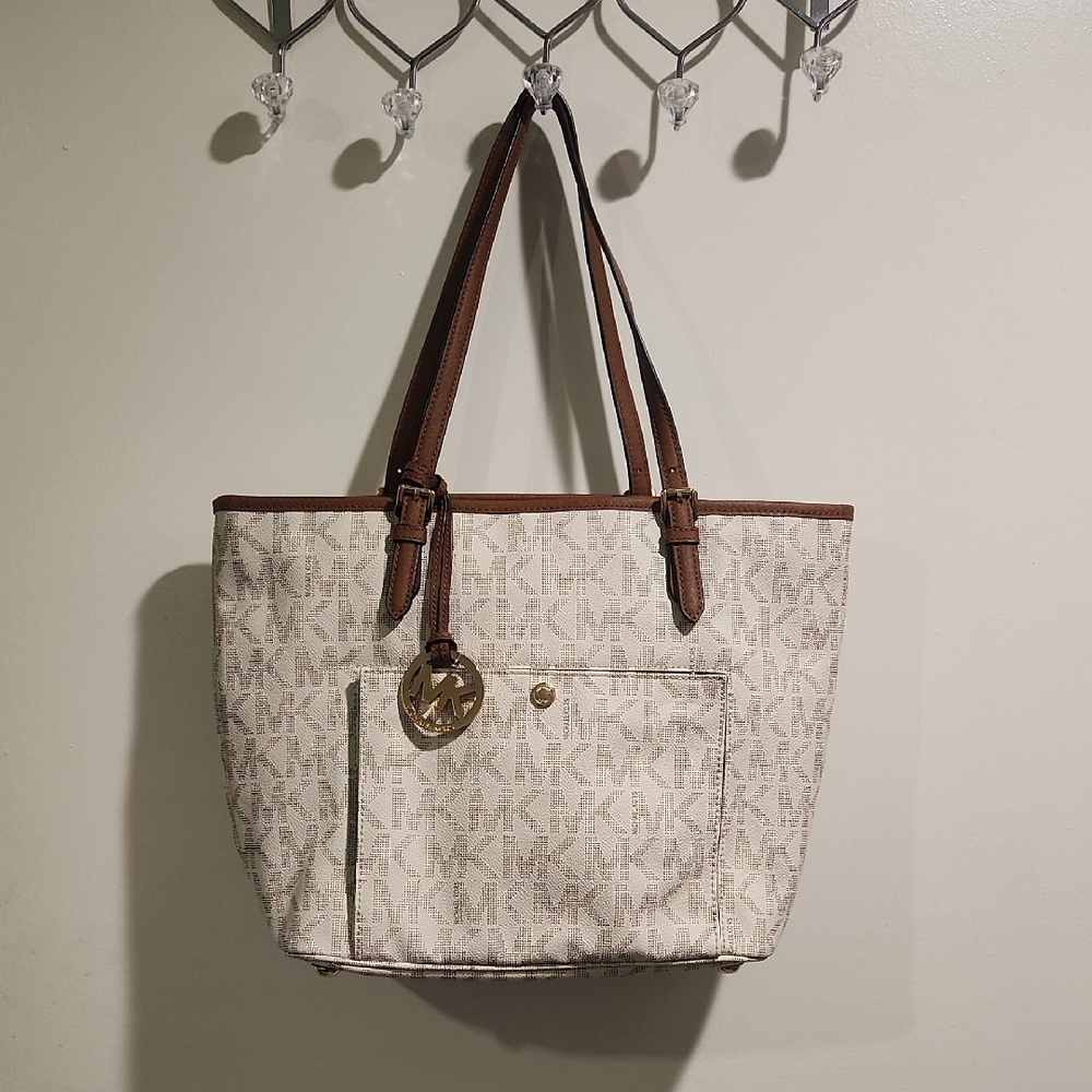 Michael Kors Tan and Brown Signature Tote Lightly Used And Yook Good Care Of It